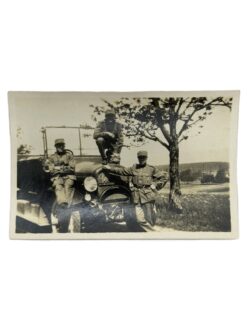 Foto Personentransportwagen Saurer 2A und Motorfahrer, (03) Korporal mit Soldaten, um 1925