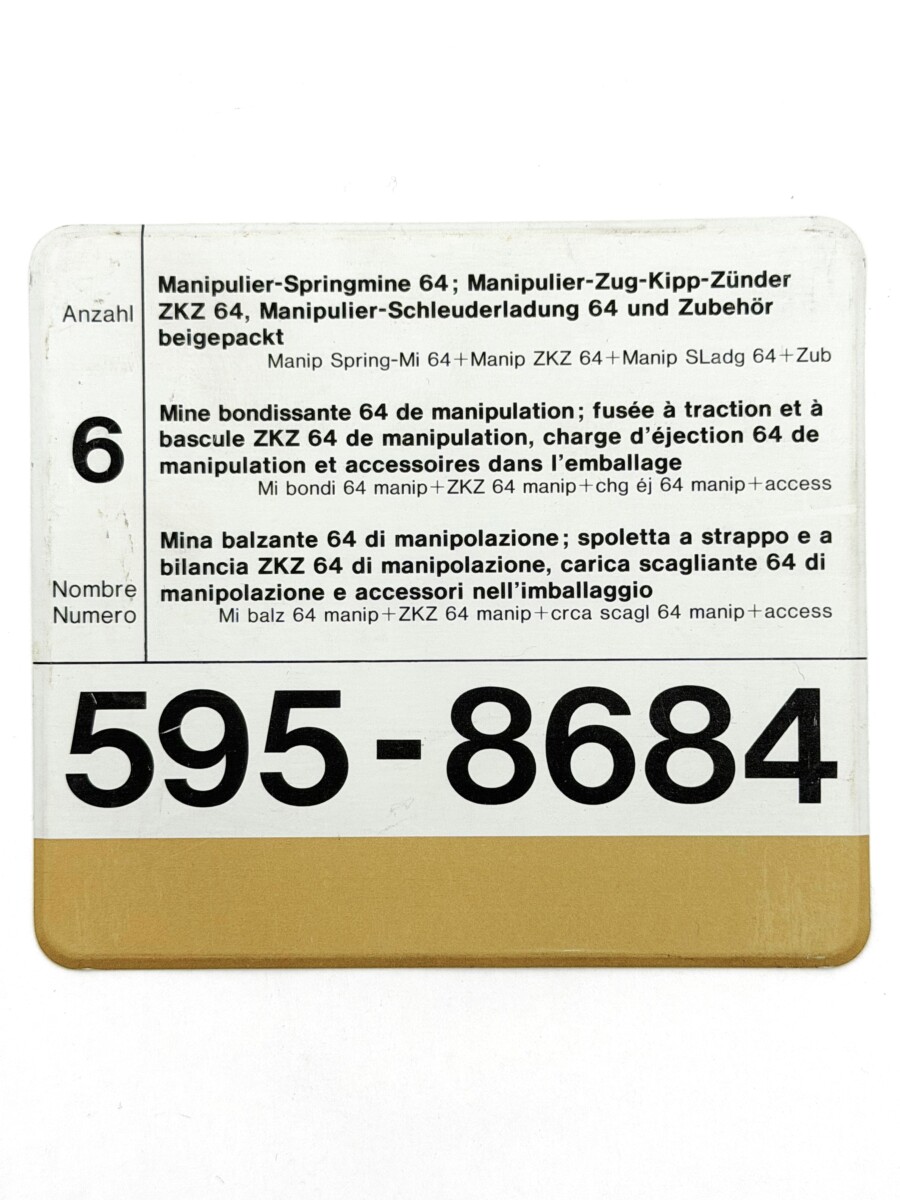 Etikett Manipulier-Springmine 64; Manipulier-Zug-Kipp-Zünder ZKZ 64, Manipulier-Schleuderladung 64 und Zubehör beigepackt, 6 Minen