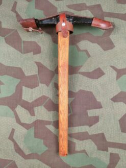 Pickelhaue mit Lederhülle