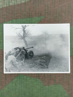 Foto, Waffen-SS, 7.5-cm-Pak 40 beim Schiessen