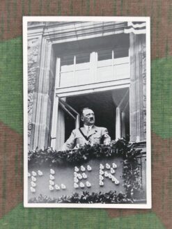 Zigarettenbild, Sammelwerk Nr. 15, Gruppe 67, Bild Nr. 127, In der Stadt der Parteitage. Am Fenster des Hotels „Deutscher Hof“ in Nürnberg