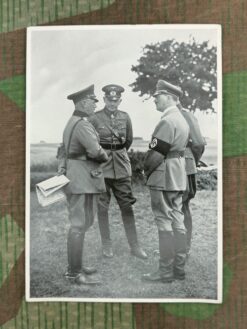 Zigarettenbild, Sammelwerk Nr. 15, Gruppe 63, Bild Nr. 146, Der Führer mit dem Reichskriegsminister und dem Oberbefehlshaber des Heeres 1935