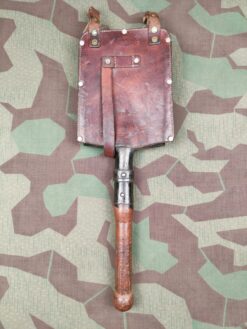Spaten mit Lederhülle, Variante 2