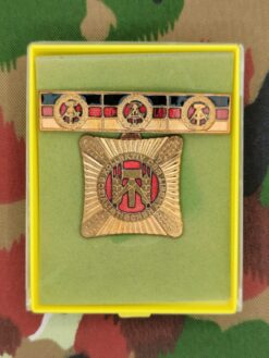 Medaille Kollektiv der sozialistischen Arbeit, Variante 2, 3-fache Auszeichnung mit Etui